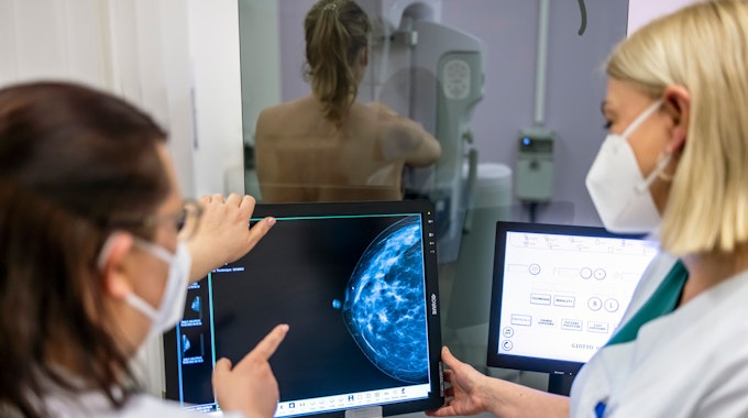 Medizinisches Personal untersucht in unserem Symbolbild mit einer Mammografie die Brust einer Frau auf Brustkrebs. Wird Krebs bald besser heilbar sein?