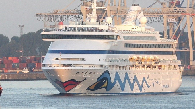 Das Kreuzfahrtschiff AIDAaura bei den Cruise Days 2008 in Hamburg.