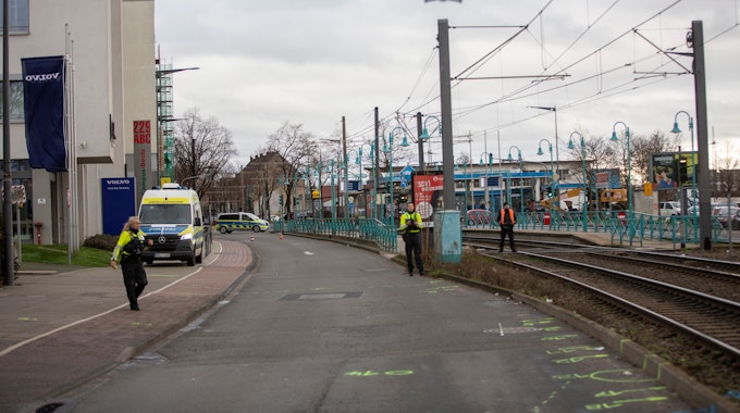 Polizisten untersuchten am Montagvormittag den Unfallort an der Siegburger Straße ganz genau. Foto: Thomas Banneyer