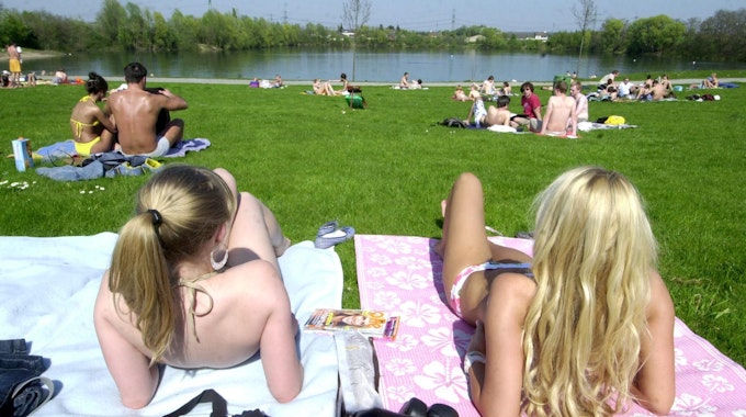 Badende in Bikini auf der Liegewiese am Hitdorfer See anno 2007