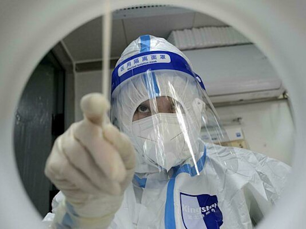 Ein medizinischer Mitarbeiter in Schutzkleidung führt einen PCR-Test zum Nachweis des Coronavirus durch.