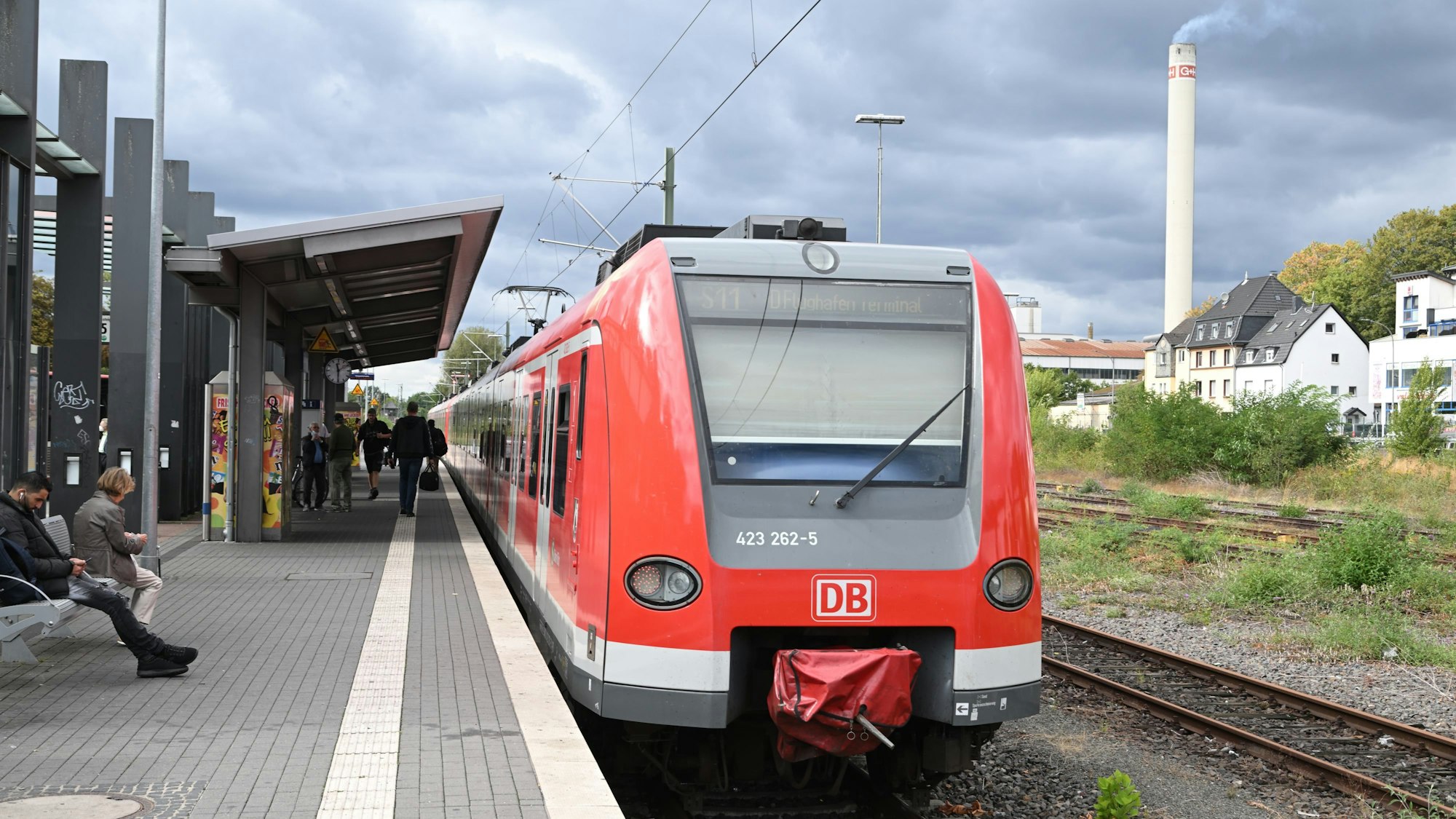 Das Foto zeigt eine S-Bahn im Bahnhof von Bergisch Gladbach.