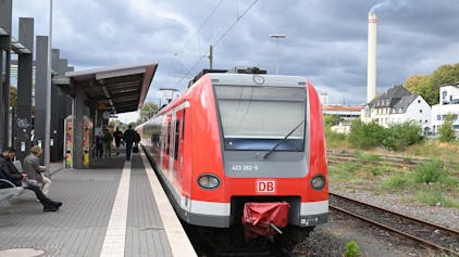Das Foto zeigt eine Gladbacher S-Bahnhof wartende S-Bahn.