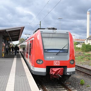 Eine Bahn steht im S-Bahnhof Bergisch Gladbach.