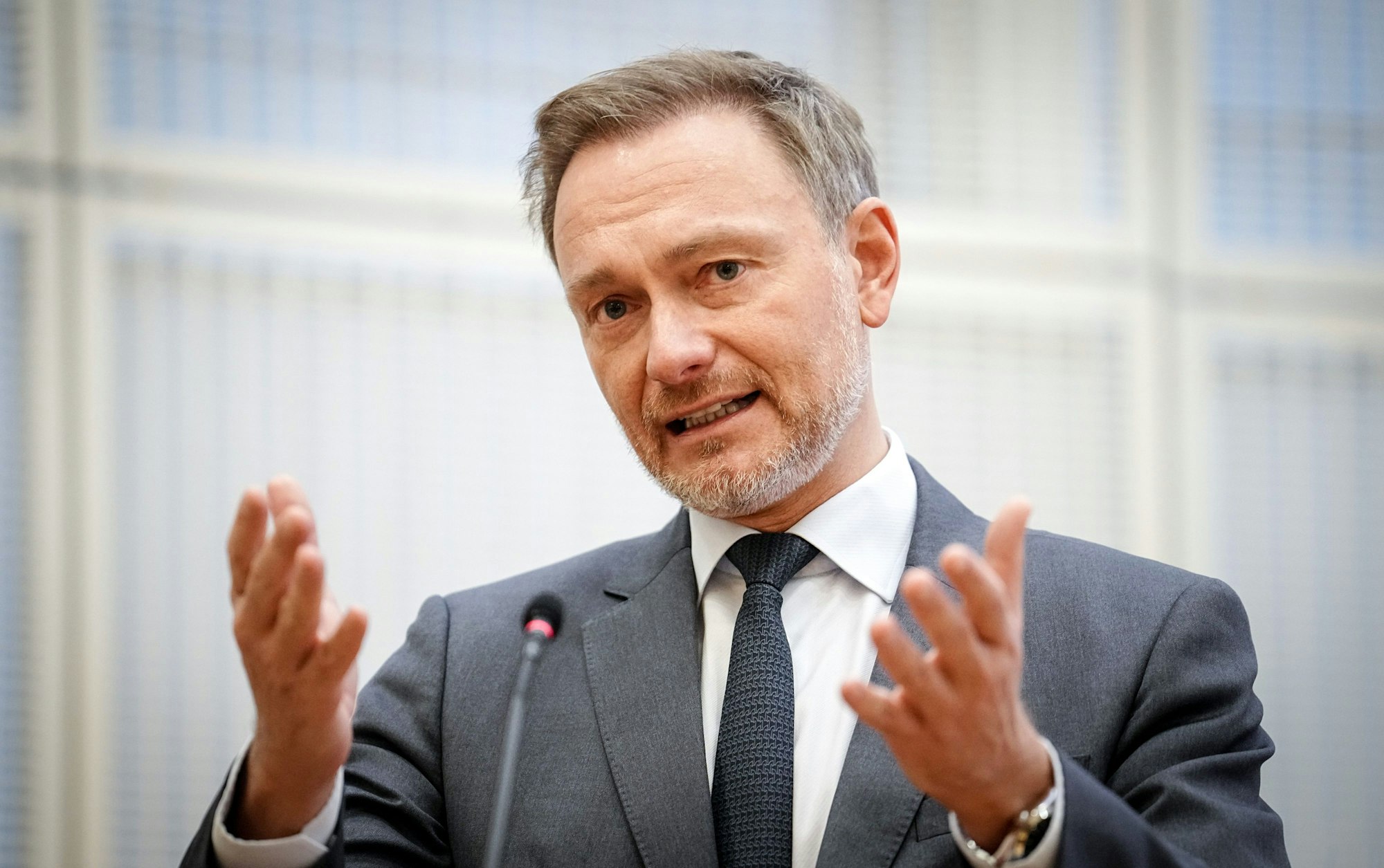 Christian Lindner (FDP), Bundesminister der Finanzen, spricht und gestikuliert mit seinen Händen.
