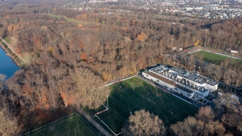 Das Bild zeigt den Blick von oben auf das Geißbockheim und die Gleueler Wiese.