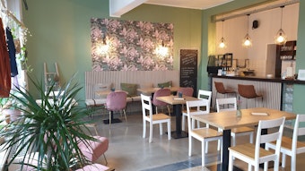 Die Räumlichkeiten des JayJay Yogastudio mit Café und Shop in Köln Ehrenfeld mit einer hellen Einrichtung, Pflanzen und Pastelltönen