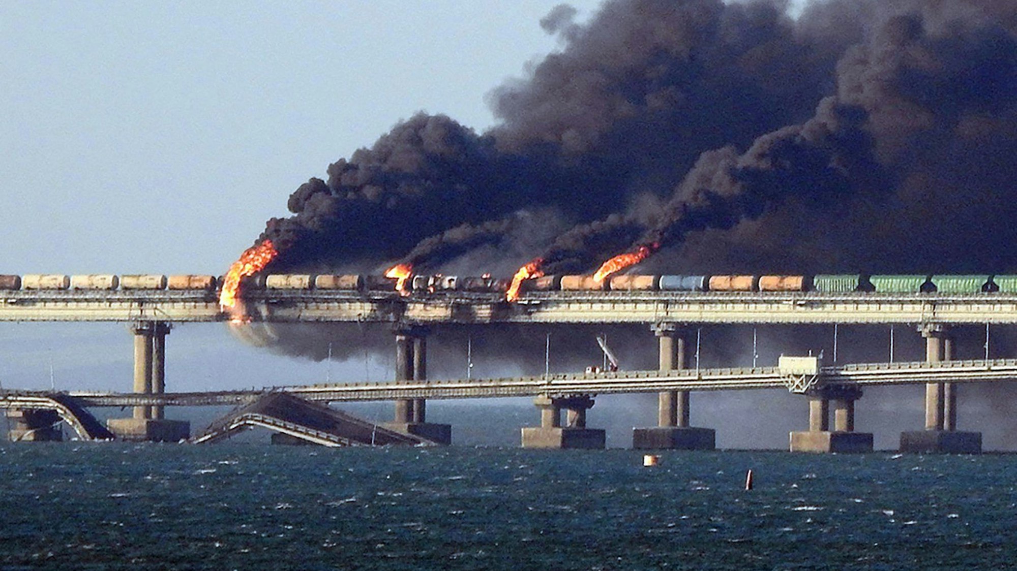 Flammen auf der Kertsch-Brücke zur Krim Anfang Oktober 2022