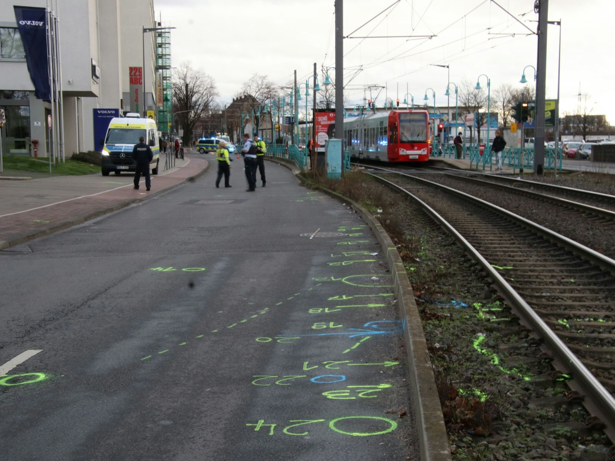 Die Fahrbahn ist von Markierungen übersät, anhand deren die Polizei den folgenschweren Unfall detailgenau rekonstruiert.