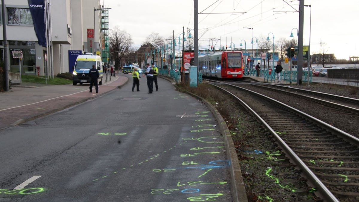 Die Fahrbahn ist von Markierungen übersät, anhand deren die Polizei den folgenschweren Unfall detailgenau rekonstruiert.&nbsp;