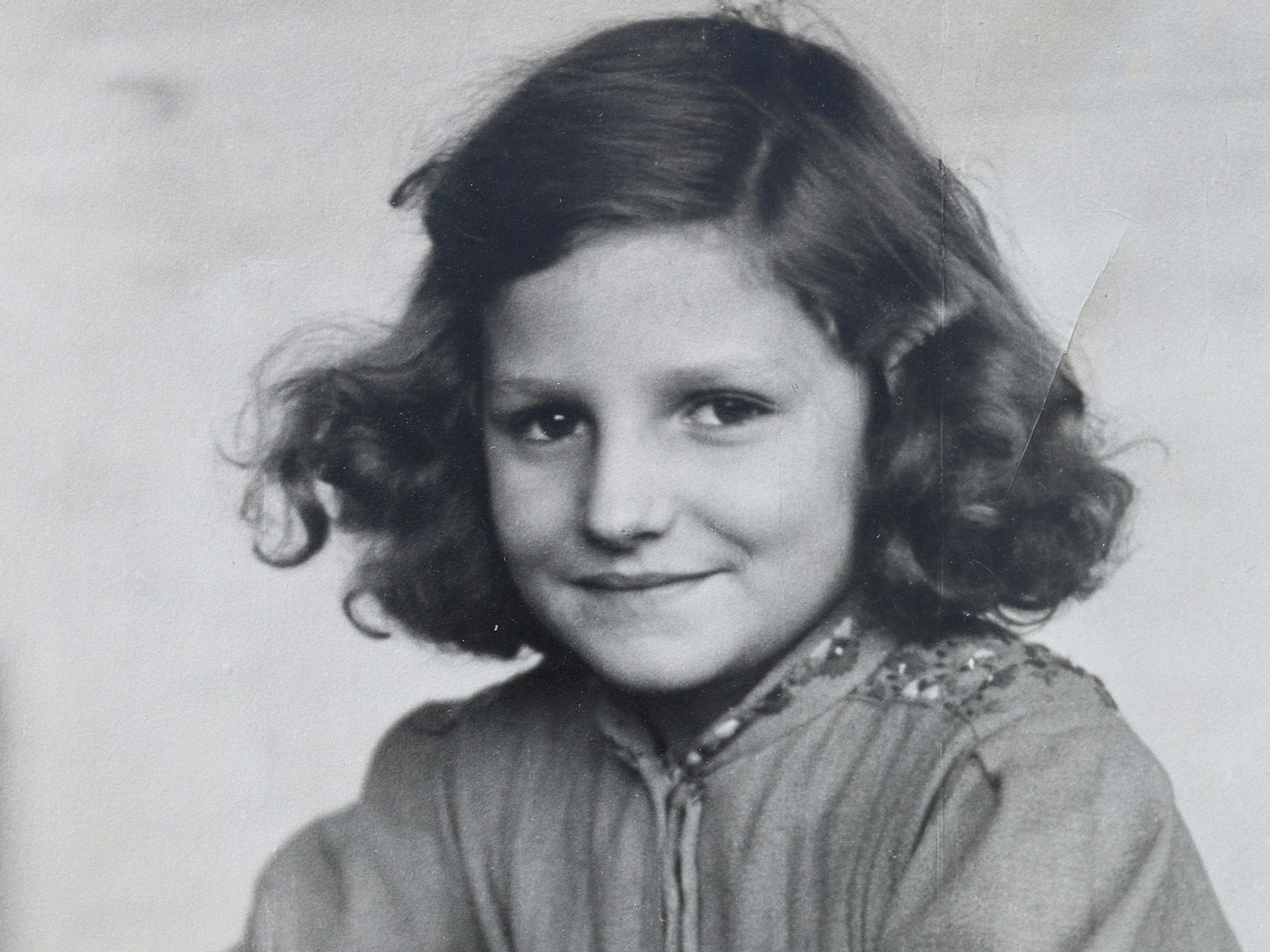 Tina Farina als Schülerin auf einem schwarz-weiß-Bild