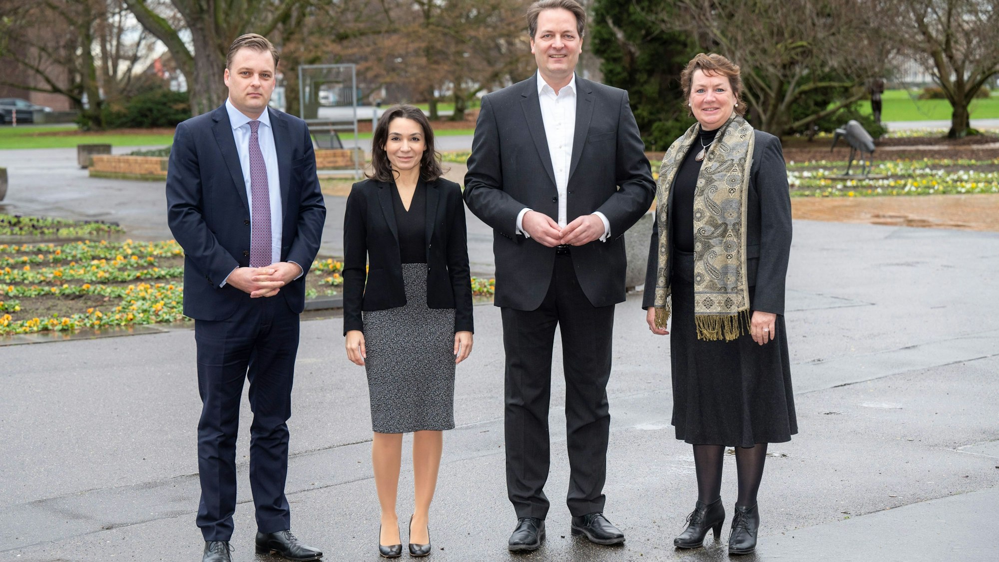 Auf dem Bild stehen vier Menschn im Rheinprk, die für den neuen Kölner CDU-Parteivorstand kandidieren.