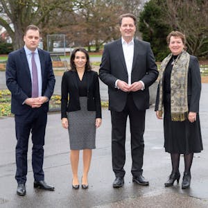 Auf dem Bild stehen vier Menschn im Rheinprk, die für den neuen Kölner CDU-Parteivorstand kandidieren.