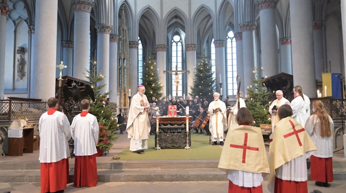 Geistliche und Messdiener stehen um den Altar in St. Mariä Himmelfahrt Altenberg.
