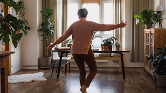 Ältere Frau tanzt alleine in der Wohnung.