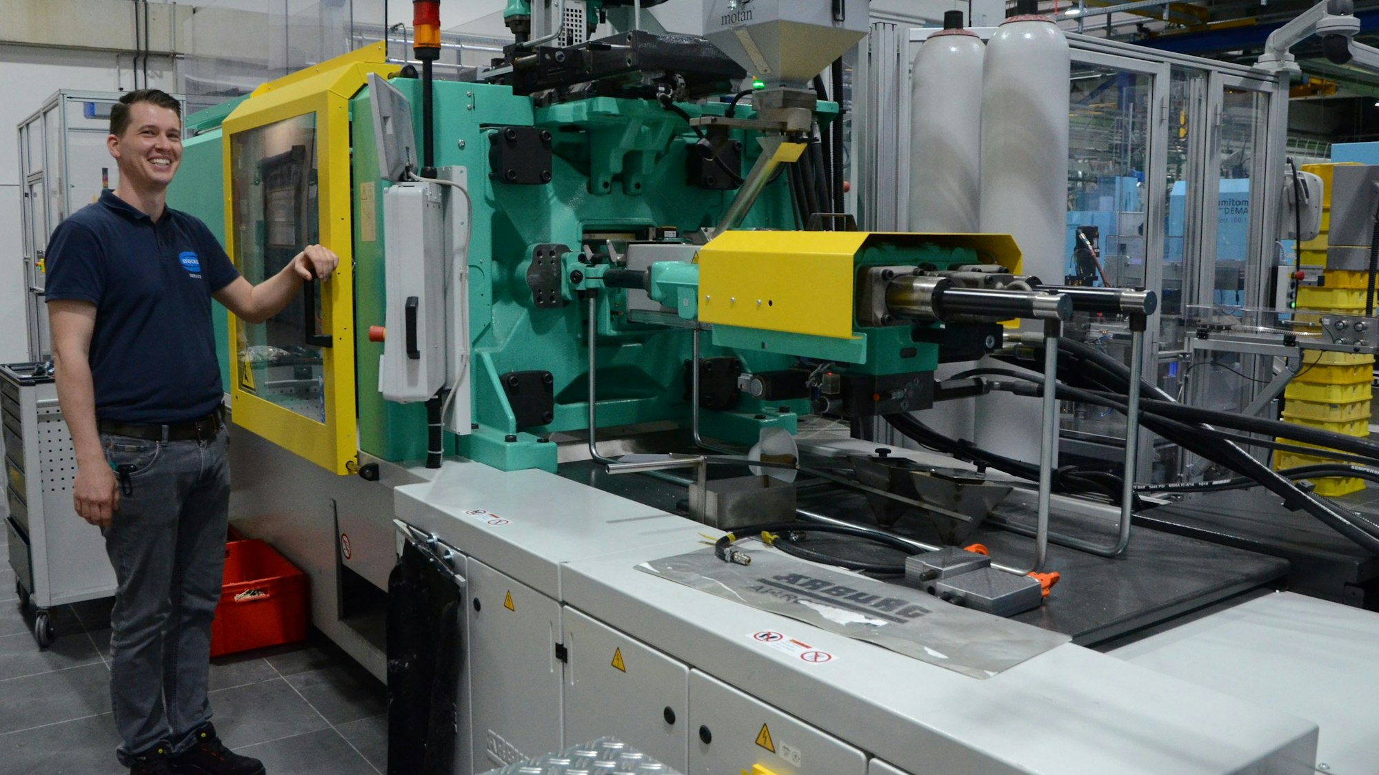 Ein Mitarbeiter steht an einer Produktionsmaschine von Stocko in Hellenthal.