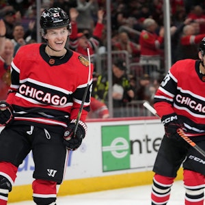 Chicago Blackhawks: Jubel von Lukas Reichel nach seinem ersten Tor in der NHL.
