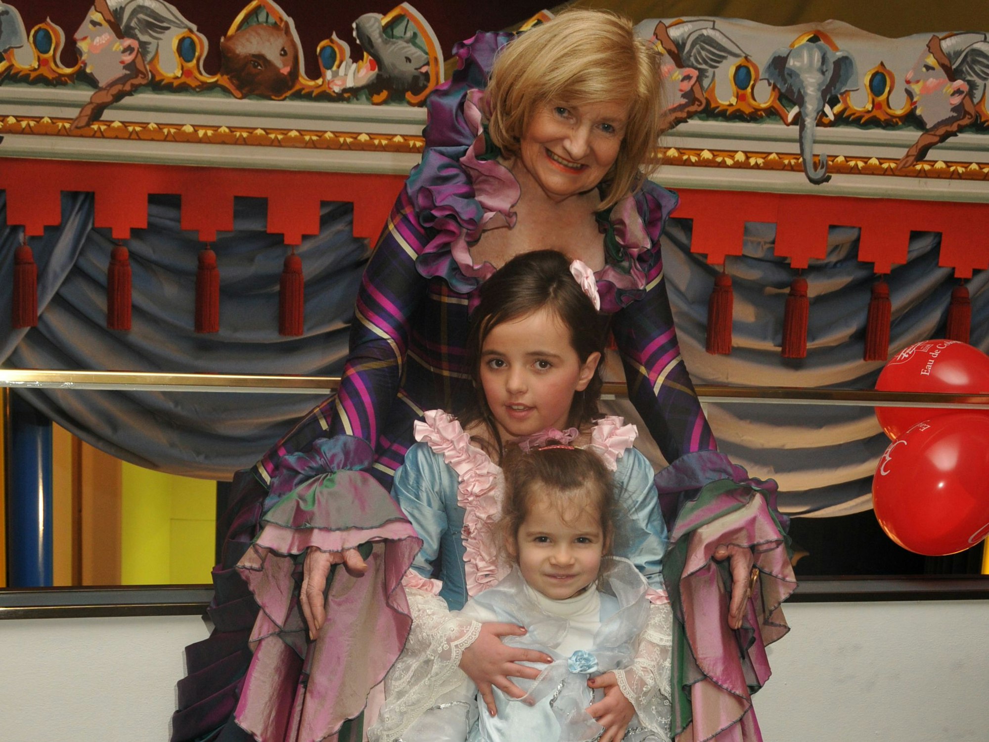 Tina Farina 2009 bei Feier zum 300. Jubiläum in der Oper. Sie lächelt in die Kamera und umarmt zwei Kinder vor sich.