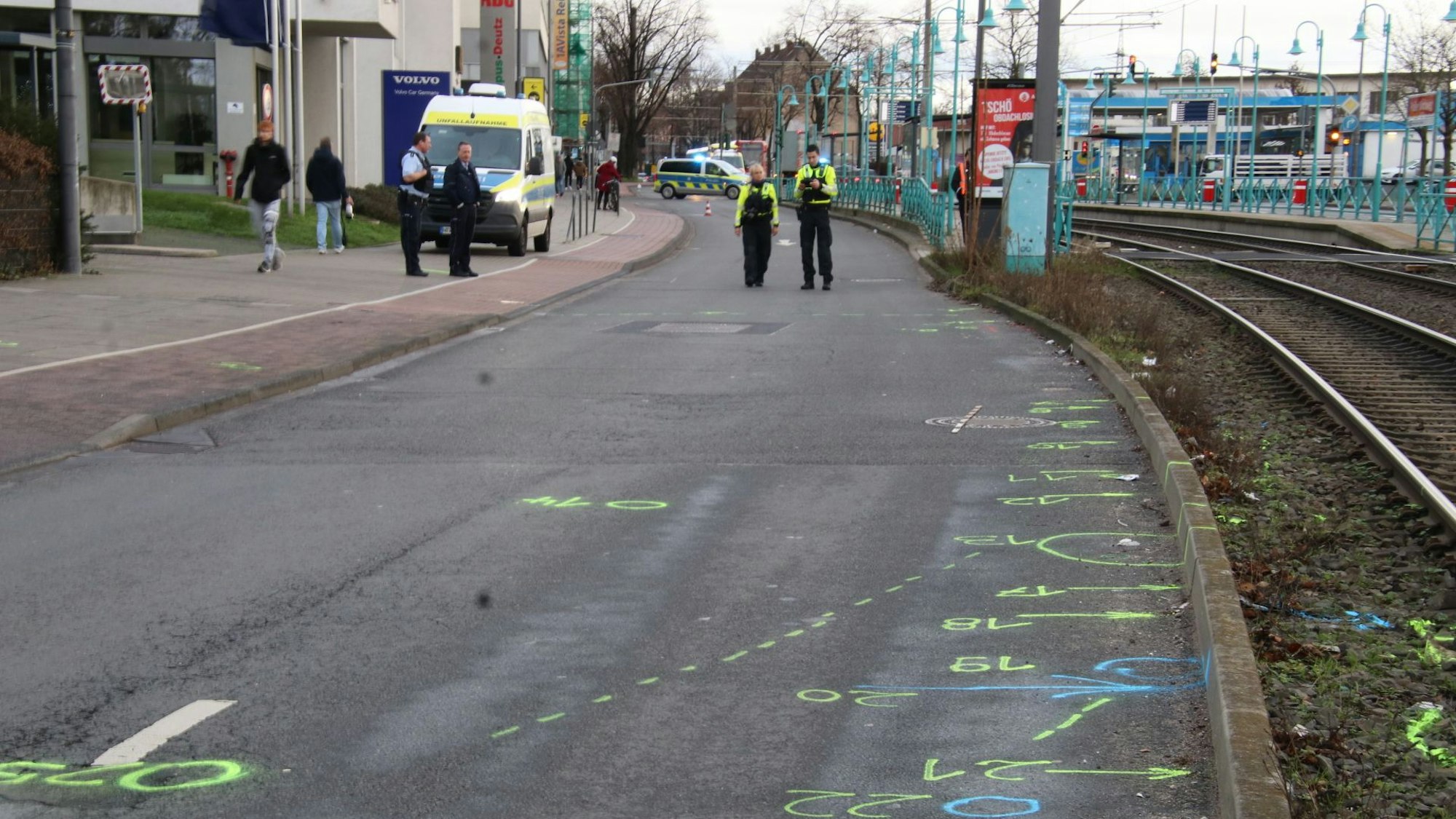 Mit gelber und blauer Sprühfarbe hat die Polizei die Unfallstelle auf der Siegburger Straße markiert.