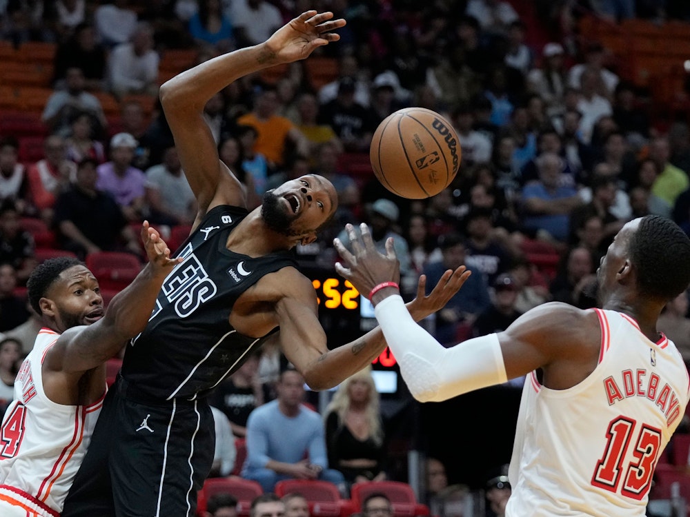Miami Heat gegen Brooklyn Nets: Haywood Highsmith (l) wehrt den Ball von Brooklyn Nets Stürmer Kevin Durant (M) ab, Center Bam Adebayo (13) ist rechts in Aktion.