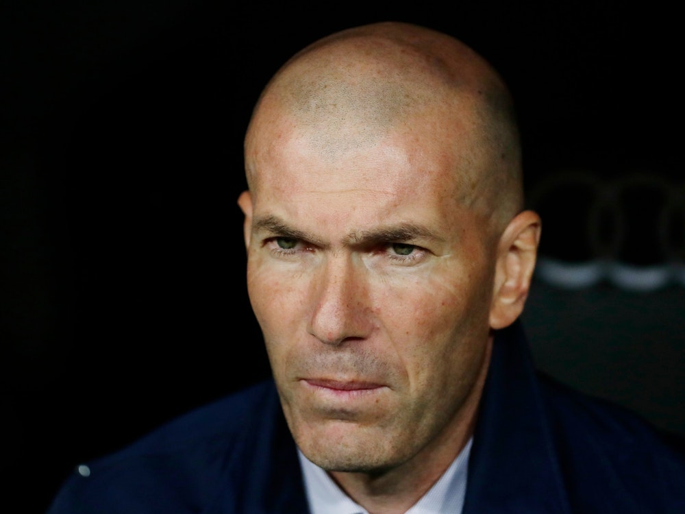 Zinédine Zidane schaut ernst auf das Spielfeld.