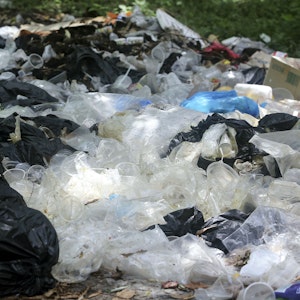 Ein Haufen Plastikmüll liegt am Straßenrand in Malaysia.
