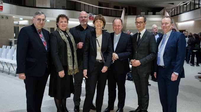 Abraham Lehrer, Anne Henk-Hollstein, Gregor Stiels, Henriette Reker, Msgr. Robert Kleine, Falk Schnabel und Dr. Bernhard Seiger stehen nebeneinander.