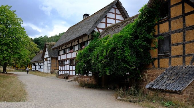 Fachwerkhäuser der Baugruppe Eifel im LVR-Freilichtmuseum in Mechernich-Kommern.