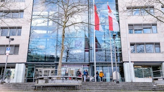 Das Bild zeigt das Bürgeramt Mülheim von außen.
