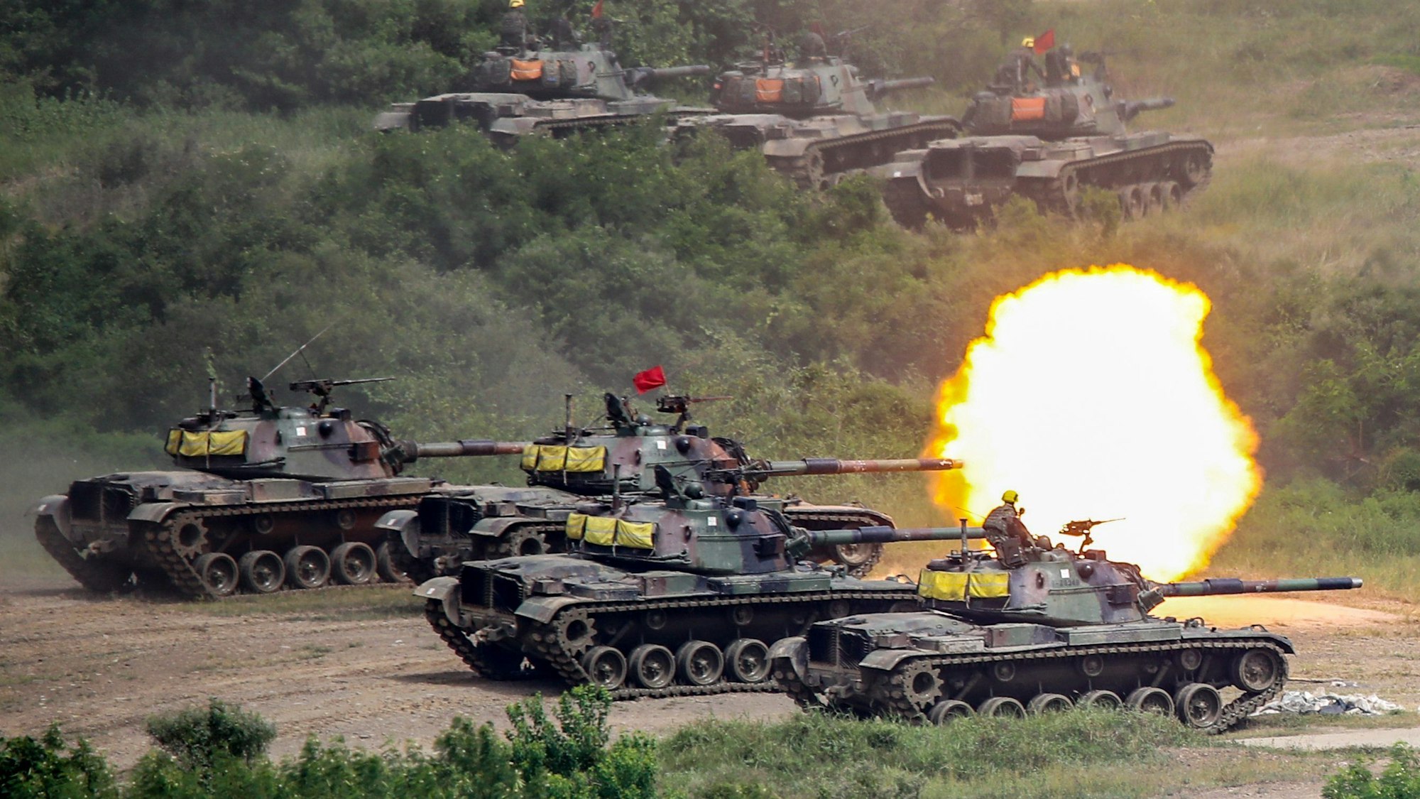 CM-11-Panzer feuern Kanonen während einer zweitägigen Schießübung im Bezirk Pingtung ab.