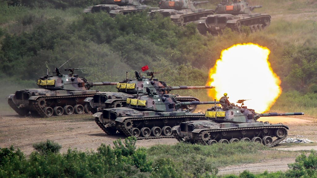 CM-11-Panzer feuern Kanonen während einer zweitägigen Schießübung im Bezirk Pingtung ab.&nbsp;