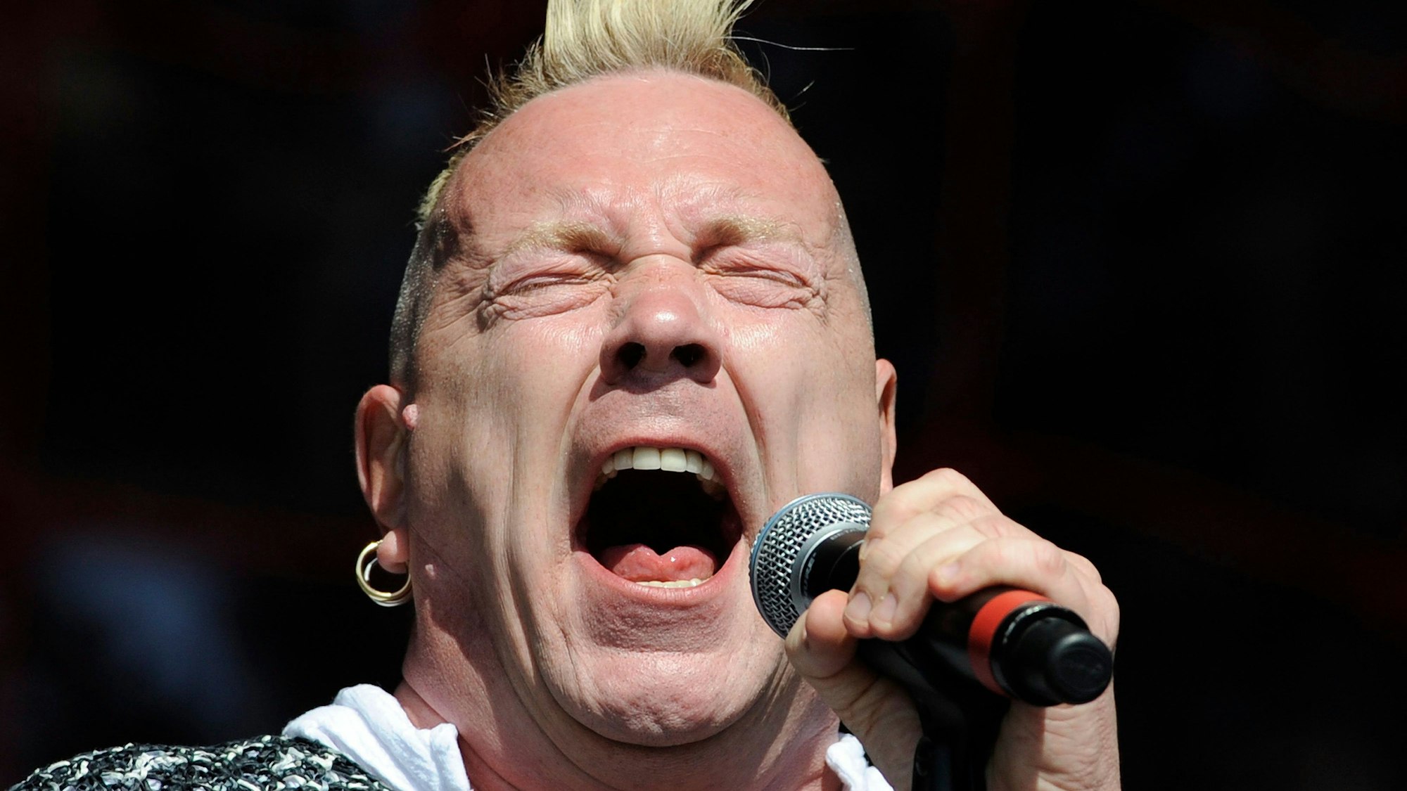 Der britische Sänger John Lydon, alias Johnny Rotten, tritt mit seiner Band Public Image Ltd 2013 auf dem Glastonbury Festival auf.