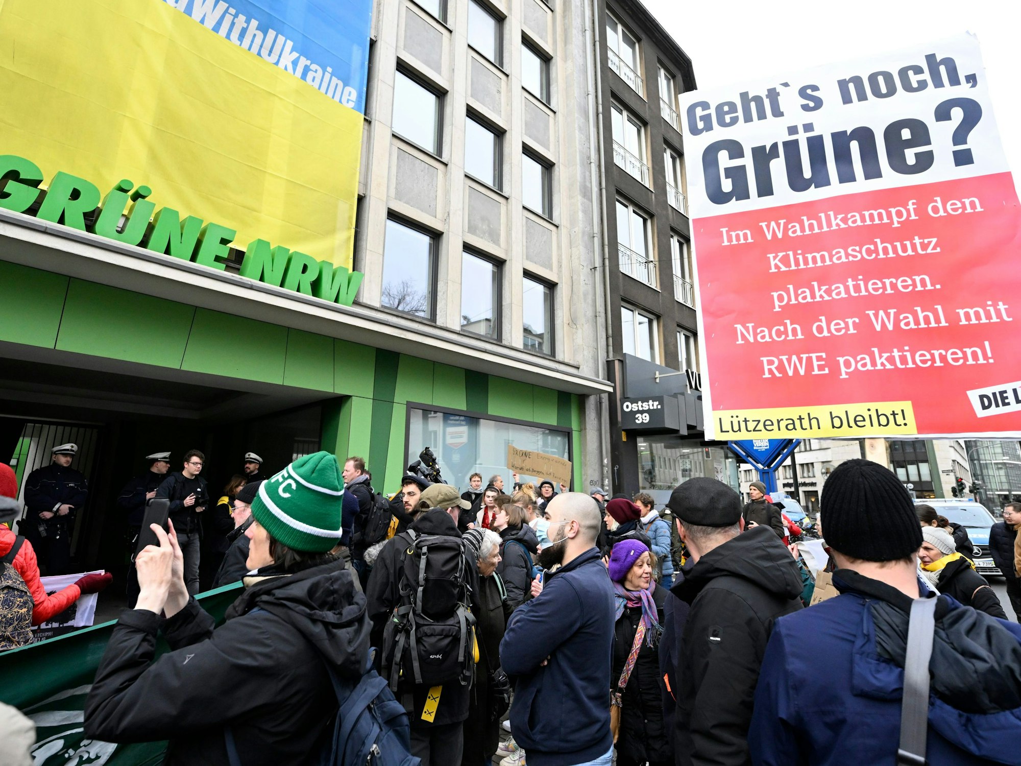 Düsseldorf: Aktivisten verschiedener Umweltinitiativen protestieren vor der Grünen Parteizentrale in Nordrhein-Westfalen