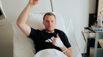 Manuel Neuer auf einem Foto aus dem Krankenbett nach einer Operation.
