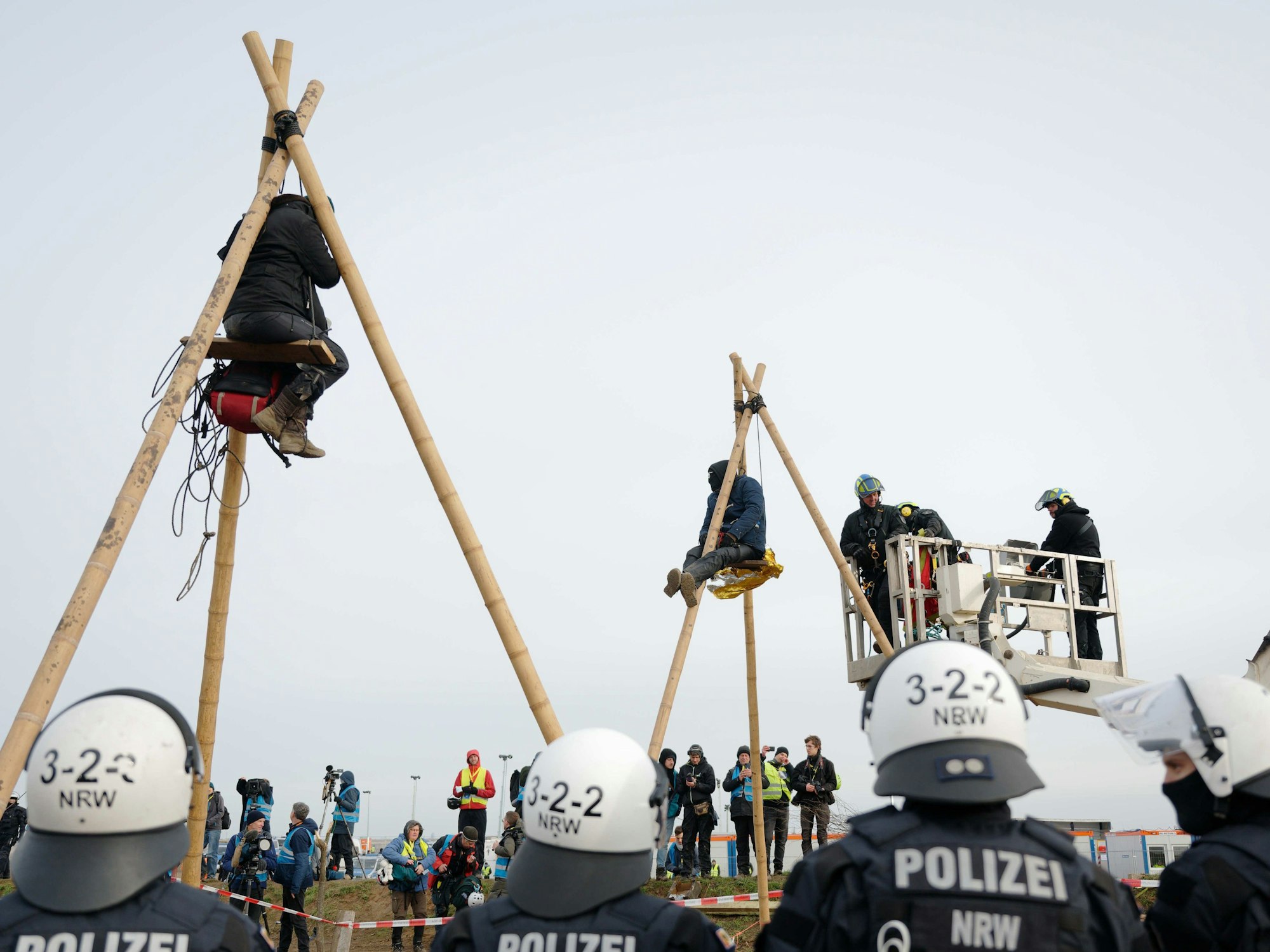 Polizeikräfte beginnen am Rand von Lützerath mit der Entfernung von sogenannten Tripods der Klimaschutzaktivisti.