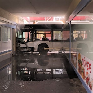 Ein bus ist in ein Gebäude gerast.