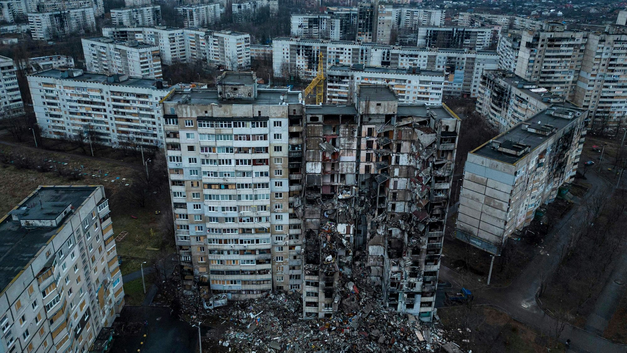 Blick auf Charkiw: Der Stadtteil Saltiwka ist durch russische Angriffe massiv beschädigt worden.dpa