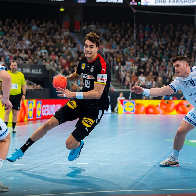 Julian Köster spielt im letzten Vorbereitungsspiel der deutschen Handball-Nationalmannschaft seine isländischen Gegenspieler aus.&nbsp;