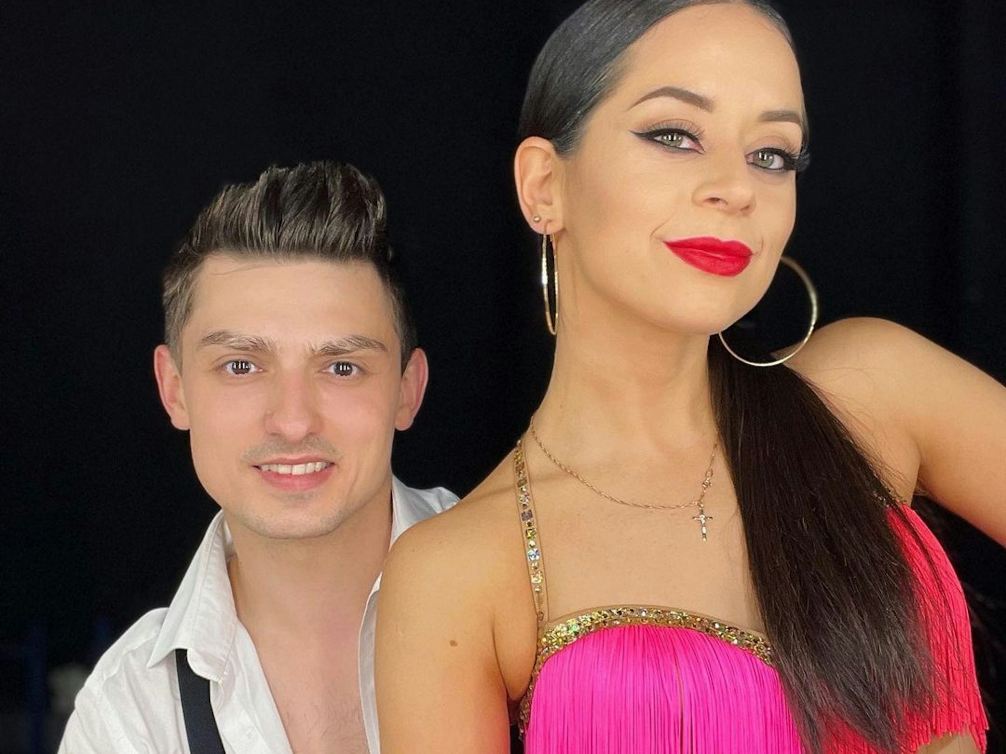Malika Dzumaev und Zsolt Sándor Cseke machen ein Selfie.