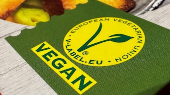 Das V-Label, ein Qualitätssiegel der europäischen Vegetarier-Union, auf einer Tofu-Verpackung. Es wird an Unternehmen vergeben, die vegetarische oder vegane Produkte herstellen. Zum Jahresstart 2023 ändert V-Label das Design der Logos.