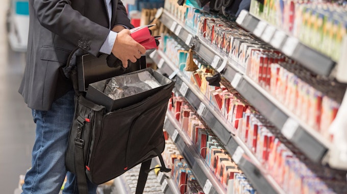 Ein Detektiv von einer Sicherheitsfirma, demonstriert in einem Supermarkt, wie Ladendiebe mit Hilfe eines präparierten Koffers die Sicherungsetiketten an der Ware überlisten können.