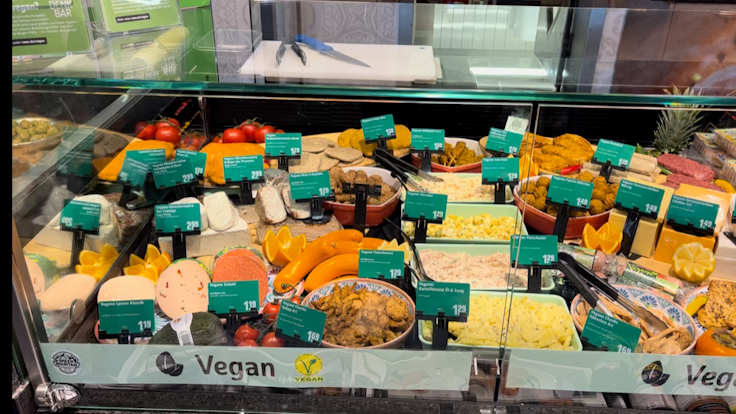 Die vegane Theke neben der Fleischtheke in einem REWE-Markt in Köln-Lövenich.