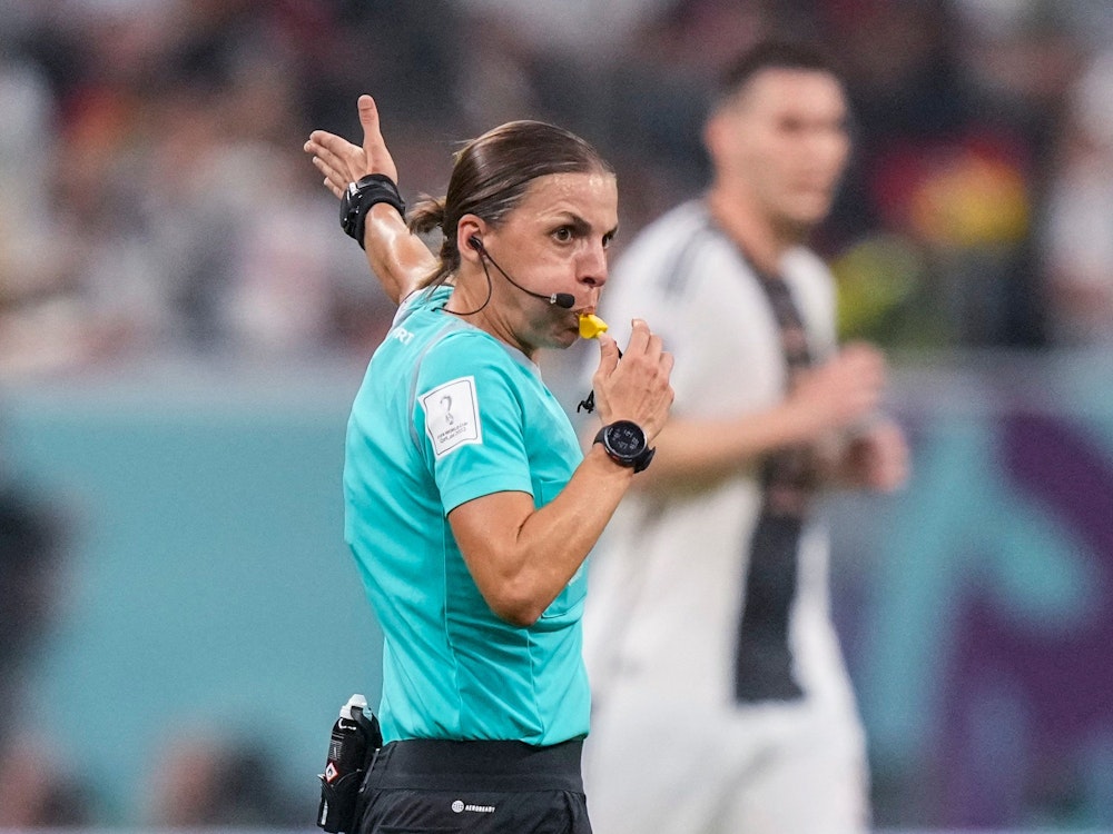 Stéphanie Frappart pfeift beim WM-Spiel zwischen Deutschland und Costa Rica.
