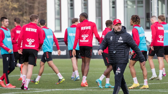 Steffen Baumgart beobachtet das Training des 1. FC Köln.