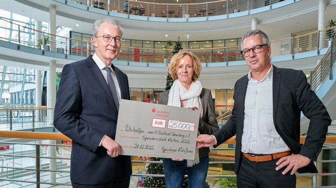 Der Vorstandvorsitzende der Sparkasse KölnBonn übergibt der Herausgeberin Isabella Neven DuMont und dem Chefradaktionsmitglied Christian Hümmeler einen symbolischen Scheck in Höhe von 25.000 Euro für „wir helfen“.