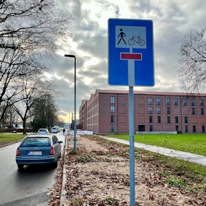Straßenansicht der Fakultätsstraße, Neue Bahnstadt Opladen, ein Verkehrsschild signalisiert eine Sackgasse, frei nur für Radfahrer und Fußgänger