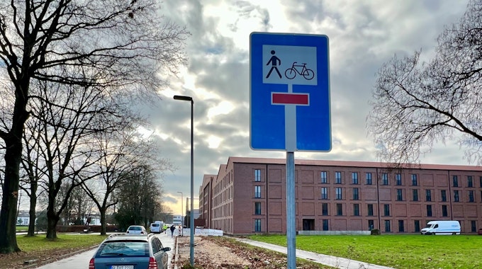 Straßenansicht der Fakultätsstraße, Neue Bahnstadt Opladen, ein Verkehrsschild signalisiert eine Sackgasse, frei nur für Radfahrer und Fußgänger