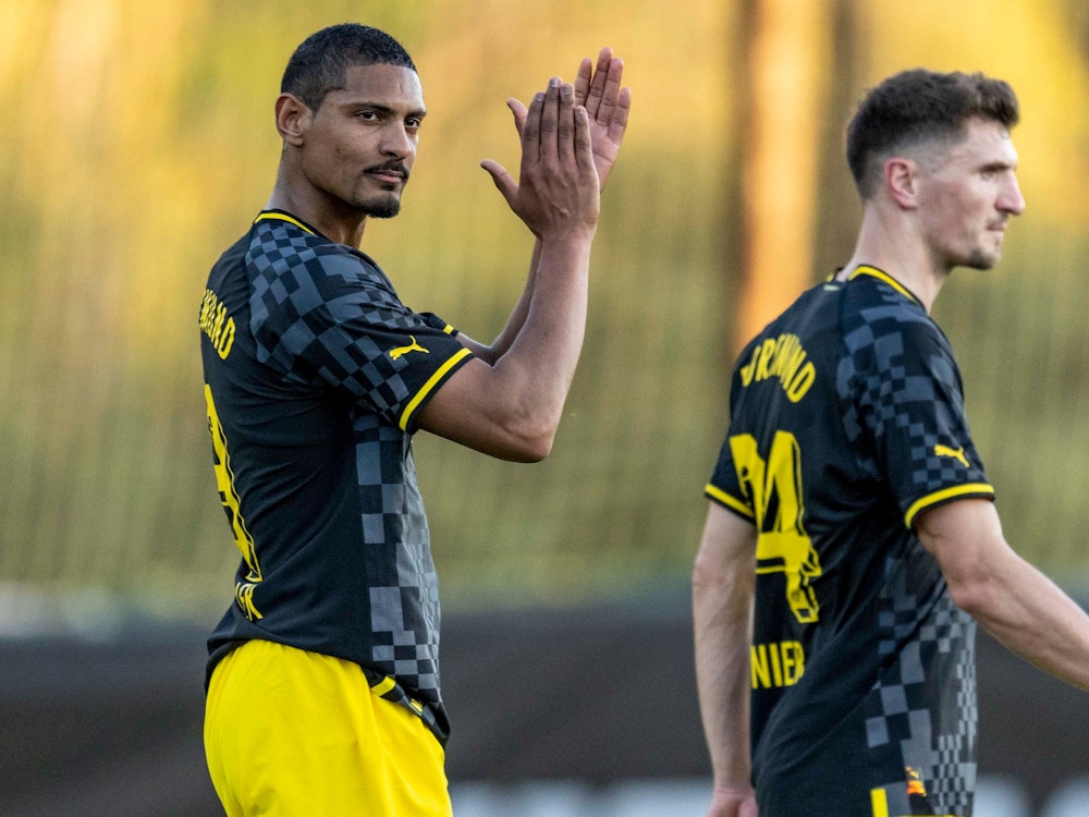 Fortuna Düsseldorf gegen Borussia Dortmund in Marbella: Dortmunds Sebastien Haller (l) und Thomas Meunier verlassen das Spielfeld.