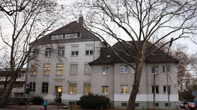 Das Hölderlin-Gymnasium in der Graf-Adolf-Straße von vorne-außen.