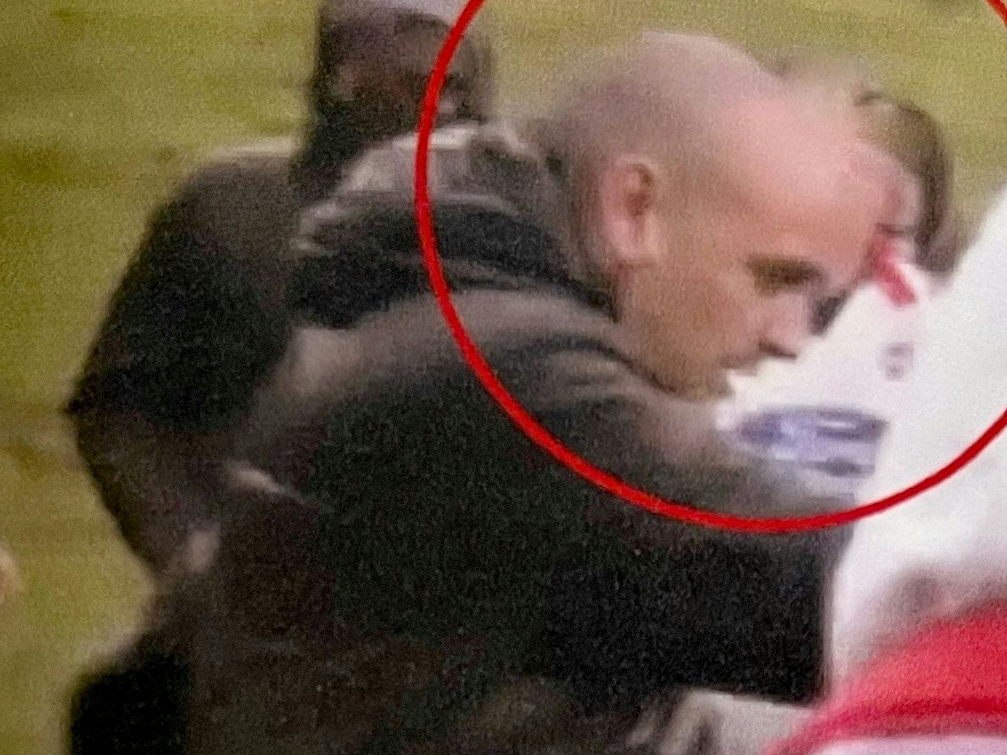 Das Fahndungsfoto zeigt einen Mann, der bei einem Spiel des 1. FC Köln gegen Schalke eine Polizistin verletzt haben soll.